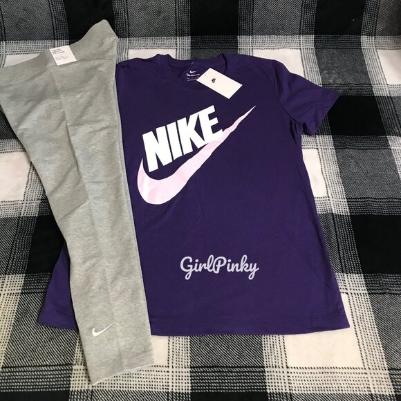 NIKE WOMENS LIGHT GREY LEGGINGS OUTFIT & PURPLE SHORT SLEEVE LOGO TEE IN MEDIUM - Picture 4 of 11